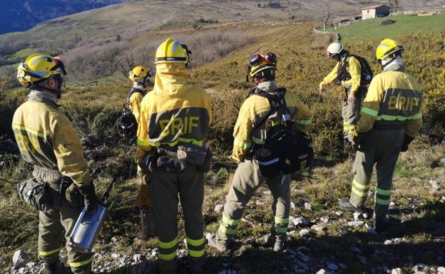 Los miembros de la BRIF con sede en Ruente se han visto obligados a intervenir en los dos incendios provocados de Cabuérniga. 