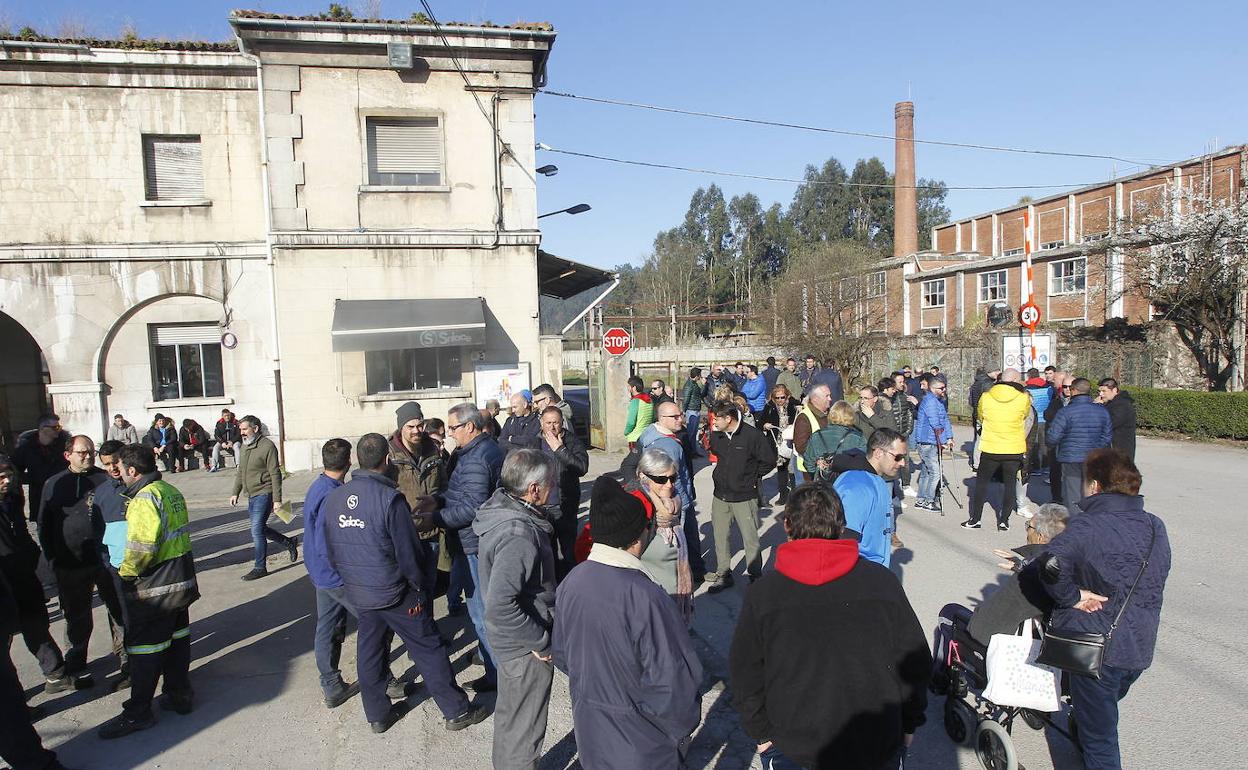 Los trabajadores se han concentrado desde las seis de la mañana.