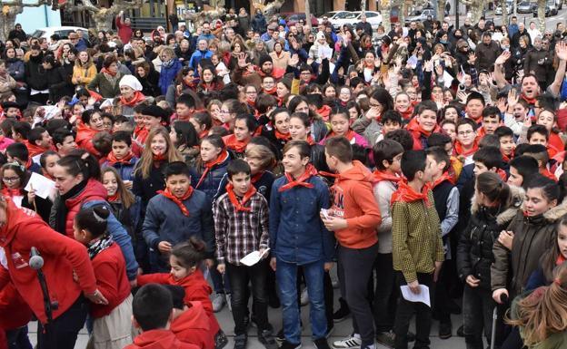 Cientos de jóvenes cantando las marzas en Los Corrales de Buelna.