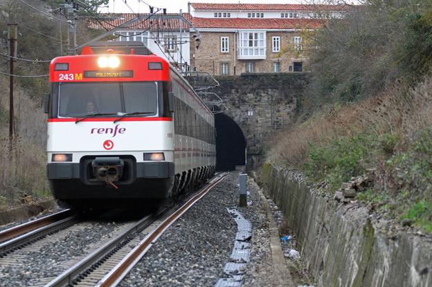 Imagen de archivo de un tren de Cercanías, al salir del túnel en las inmediaciones de Reinosa.