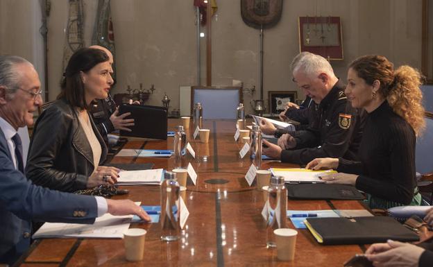 Gema Igual y Ainoa Quiñones, frente a frente en la reunión de la Junta Local de Seguridad de Santander.