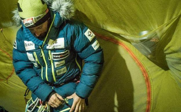 Últimos preparativos de Txikon en el campo bas antes de partir hacia la cima.