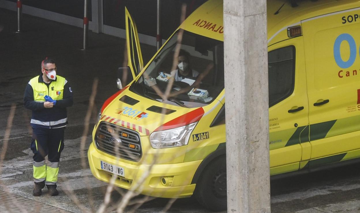 Los técnicos sanitarios encargados del traslado de la paciente de Liébana, protegidos con mascarillas, a su llegada a Urgencias.