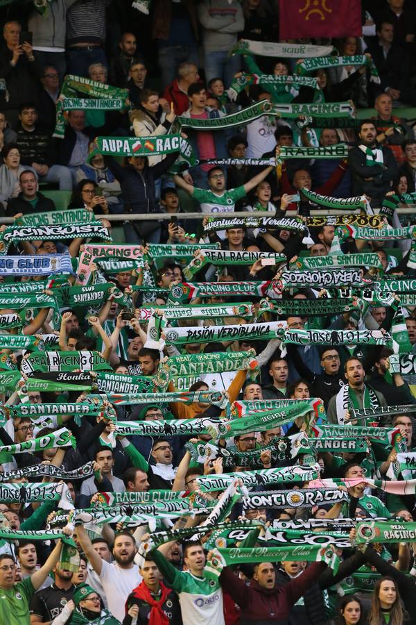 Aficionados racinguistas, en el partido entre el Racing y el Sporting en los Campos de Sport.