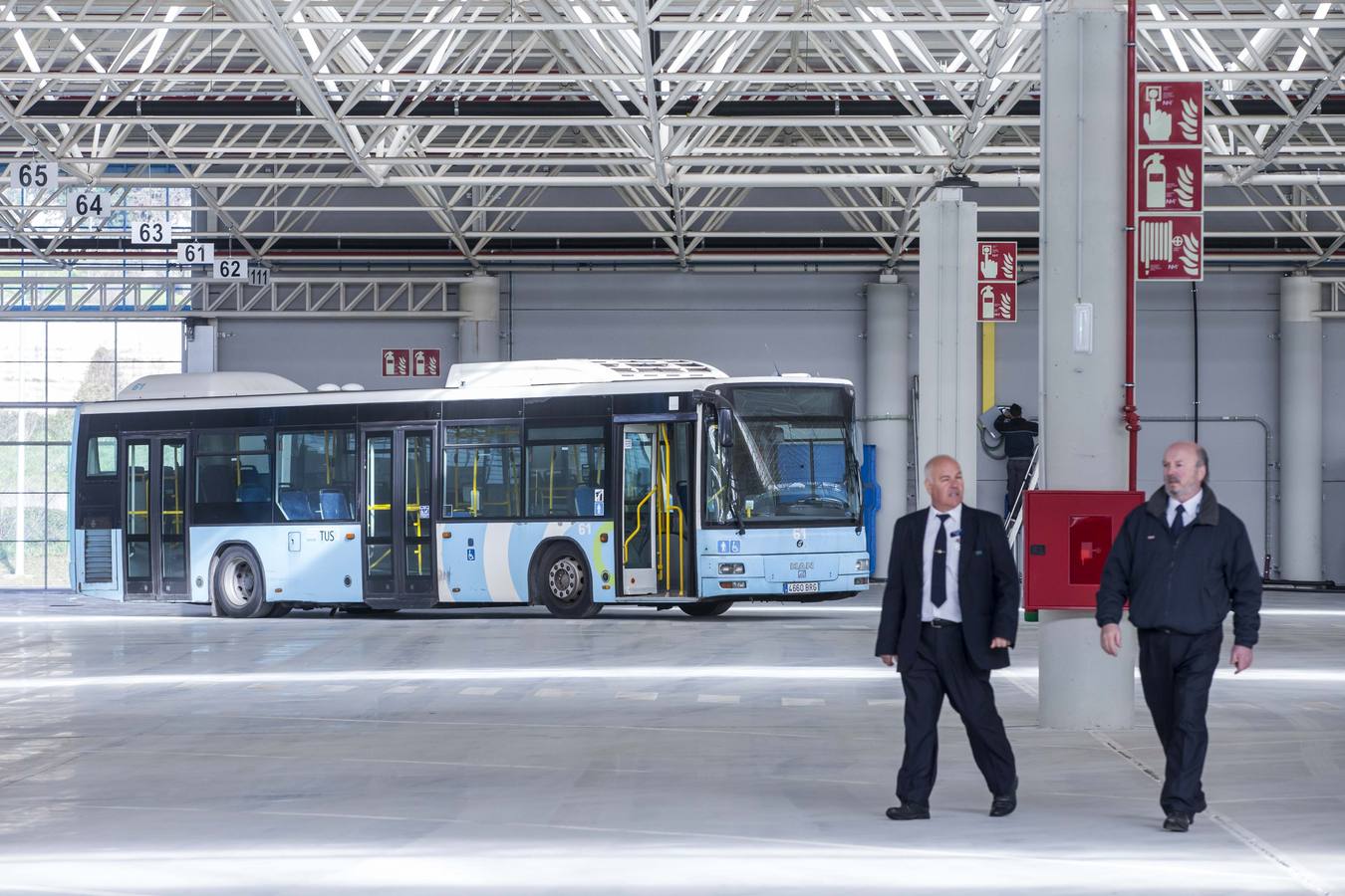 Los 300 trabajadores del Transporte Urbano de Santander (TUS) van a ver mejoradas sus condiciones de trabajo con la puesta en marcha de la nueva sede del servicio, en Camarreal tras casi veinte años que lleva esta infraestructura para ver la luz.La alcaldesa, Gema Igual, ha inaugurado con el concejal de Movilidad Sostenible, Cesar Díaz, los integrantes del Consejo del TUS, del comité de empresa, técnicos municipales y vecinos esta nueva sede, que ha costado 8,5 millones de euros y que el domingo, 1 de marzo, estará en funcionamiento.. 