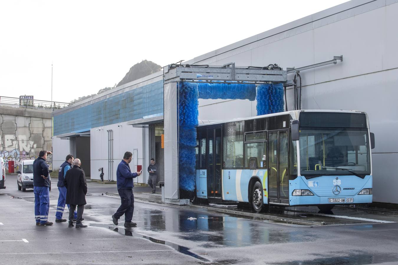 Los 300 trabajadores del Transporte Urbano de Santander (TUS) van a ver mejoradas sus condiciones de trabajo con la puesta en marcha de la nueva sede del servicio, en Camarreal tras casi veinte años que lleva esta infraestructura para ver la luz.La alcaldesa, Gema Igual, ha inaugurado con el concejal de Movilidad Sostenible, Cesar Díaz, los integrantes del Consejo del TUS, del comité de empresa, técnicos municipales y vecinos esta nueva sede, que ha costado 8,5 millones de euros y que el domingo, 1 de marzo, estará en funcionamiento.. 