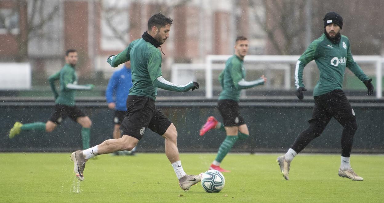 Cejudo golpea el balón durante el entrenamiento del miércoles.