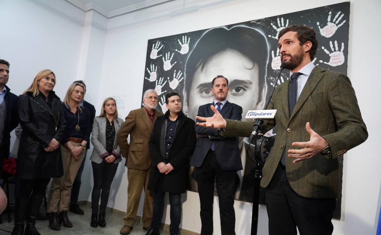 Casado interviene en la sede del PP en Ermua. 