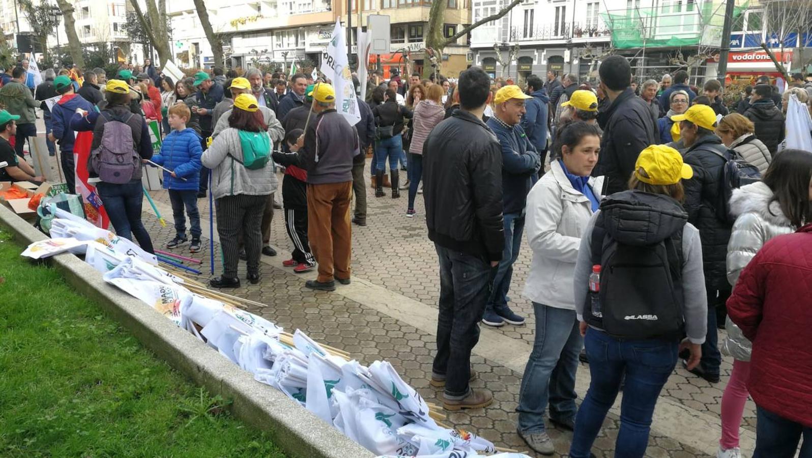 Miles de agricultores y ganaderos salen a las calles de la capital cántabra para defender «unos precios razonables» en sus productos y poder mantenerse en el sector