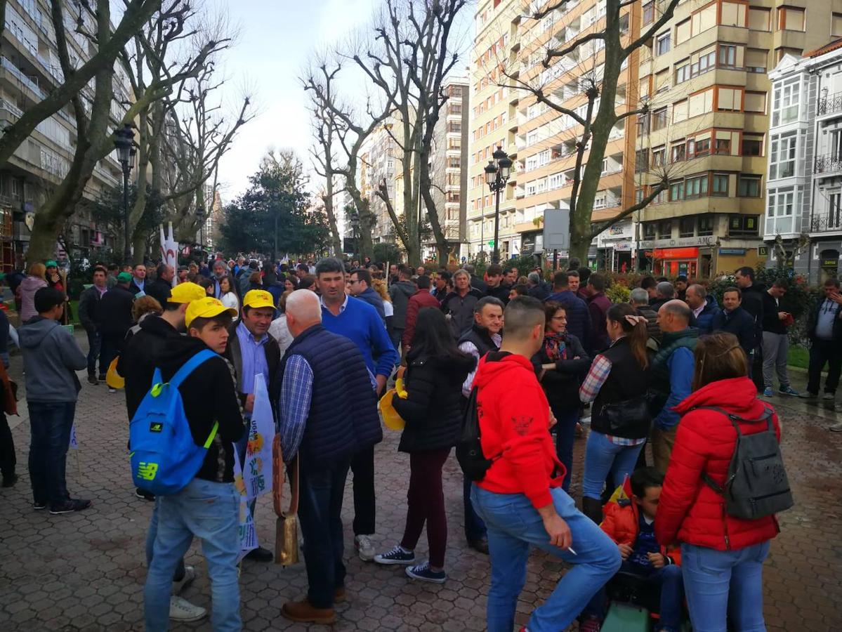 Miles de agricultores y ganaderos salen a las calles de la capital cántabra para defender «unos precios razonables» en sus productos y poder mantenerse en el sector