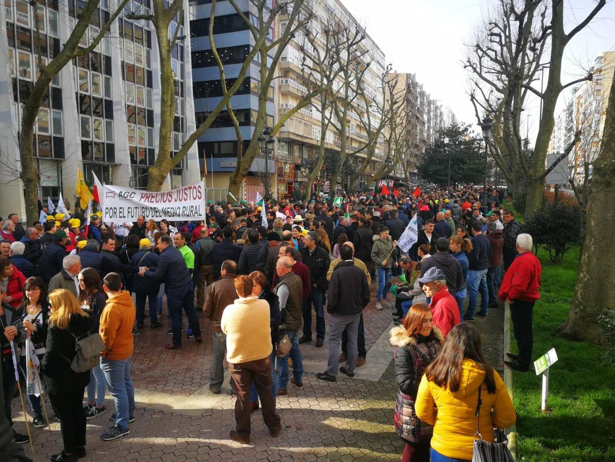 Miles de agricultores y ganaderos salen a las calles de la capital cántabra para defender «unos precios razonables» en sus productos y poder mantenerse en el sector