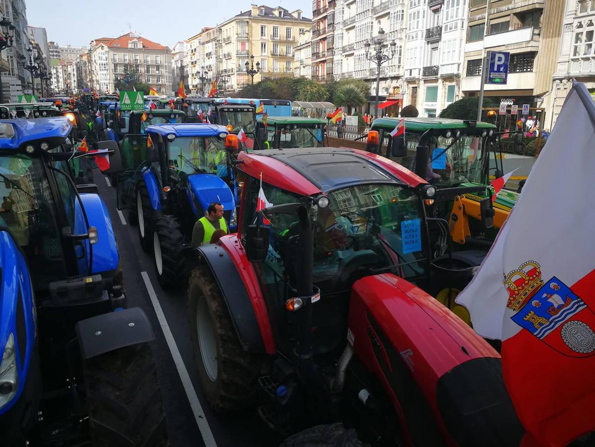 Miles de agricultores y ganaderos salen a las calles de la capital cántabra para defender «unos precios razonables» en sus productos y poder mantenerse en el sector