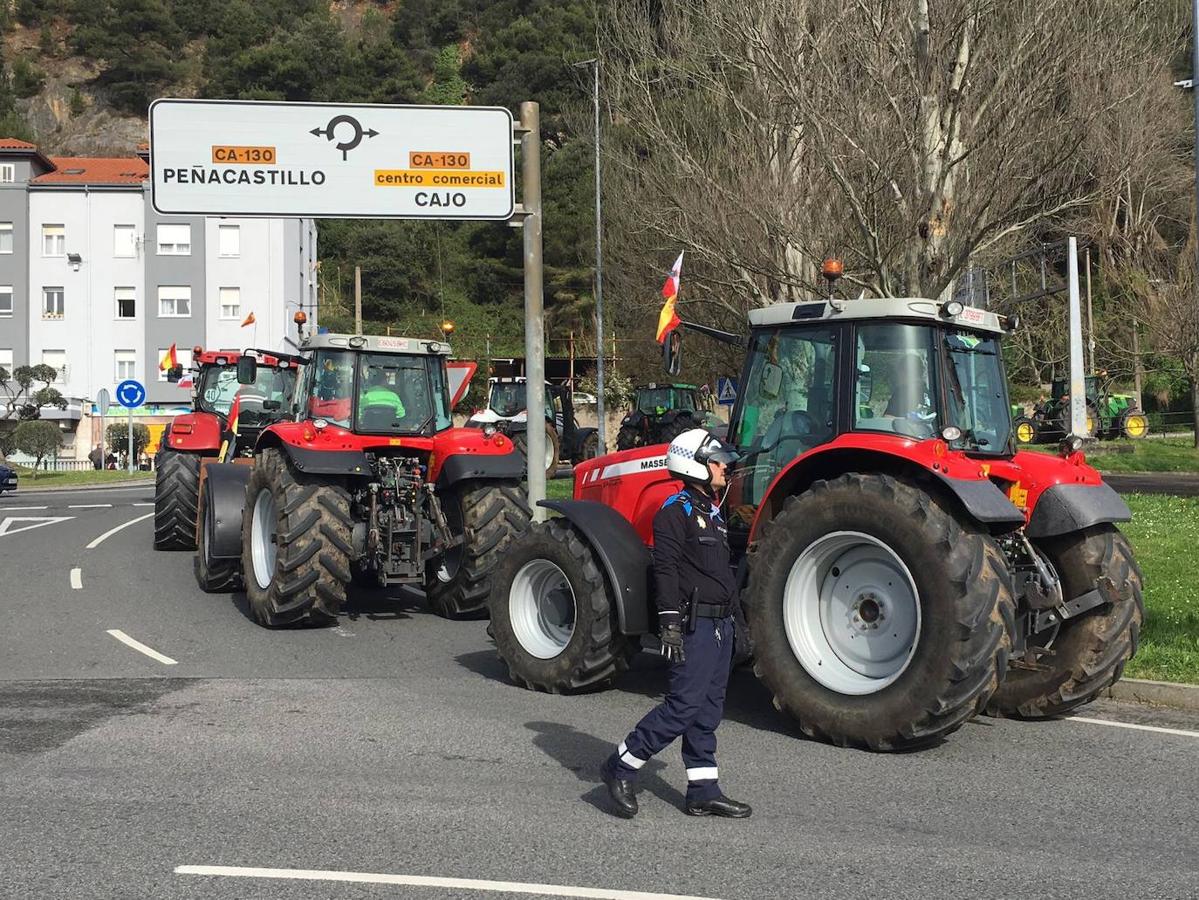 Miles de agricultores y ganaderos salen a las calles de la capital cántabra para defender «unos precios razonables» en sus productos y poder mantenerse en el sector