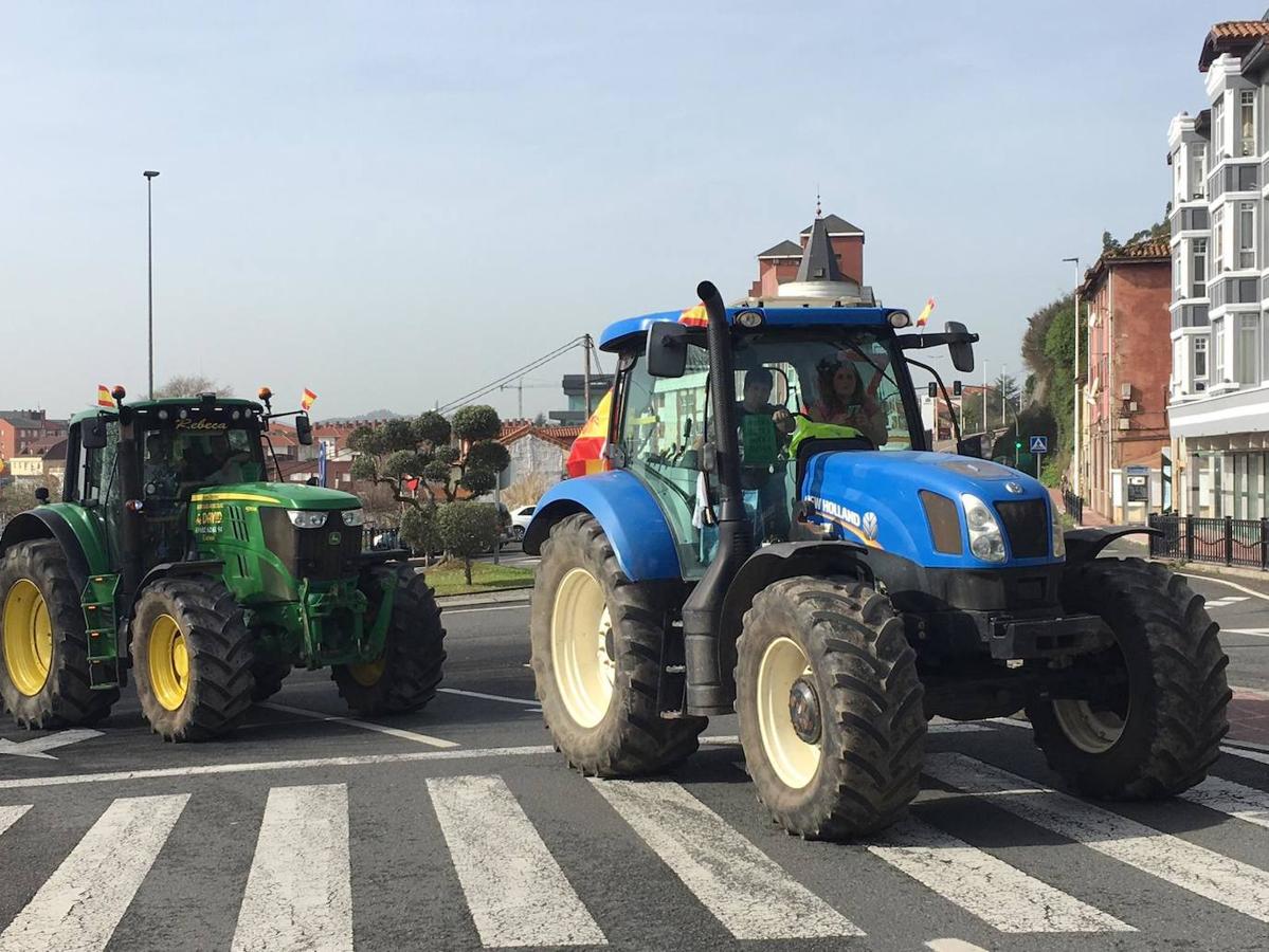 Miles de agricultores y ganaderos salen a las calles de la capital cántabra para defender «unos precios razonables» en sus productos y poder mantenerse en el sector