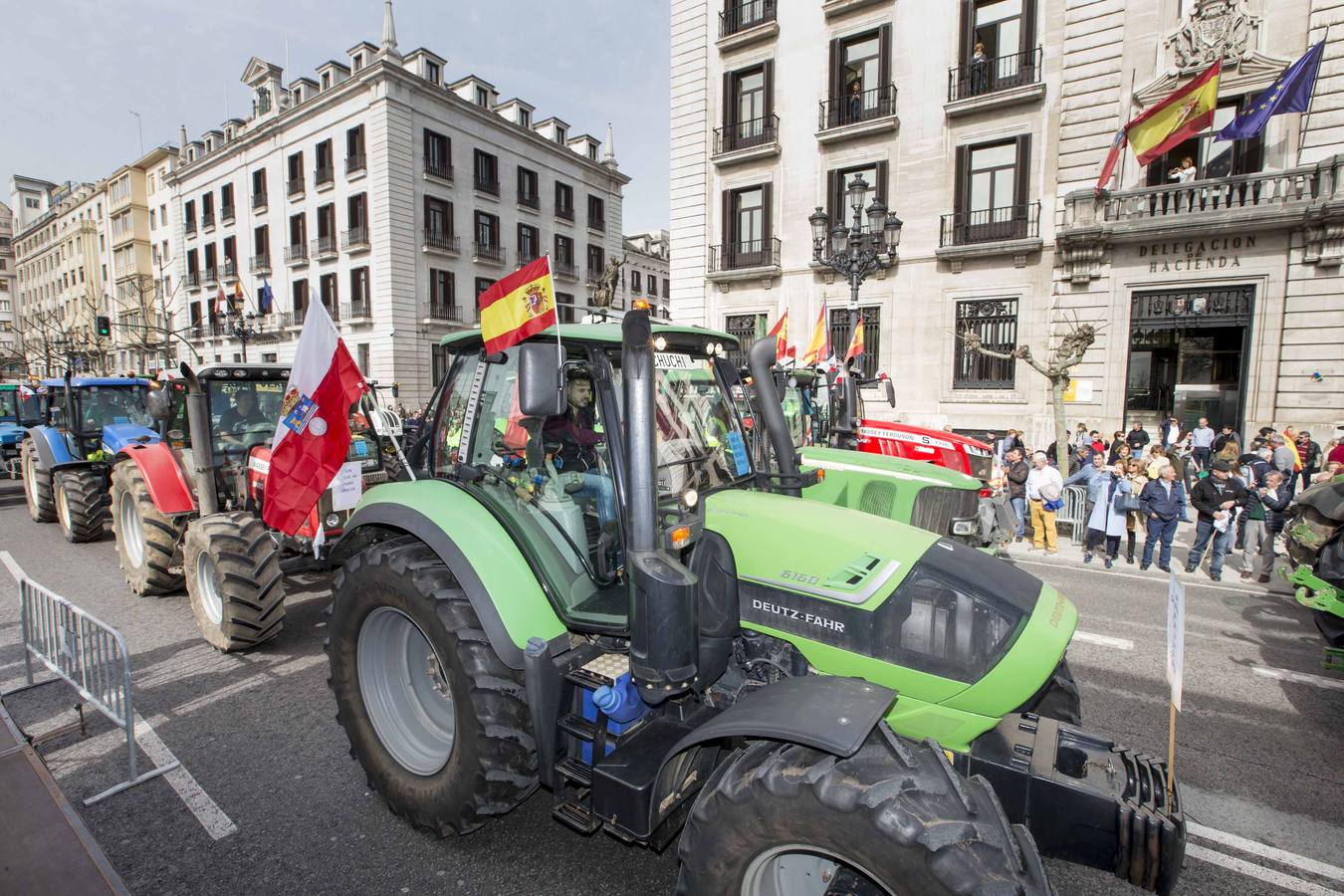 Miles de agricultores y ganaderos salen a las calles de la capital cántabra para defender «unos precios razonables» en sus productos y poder mantenerse en el sector