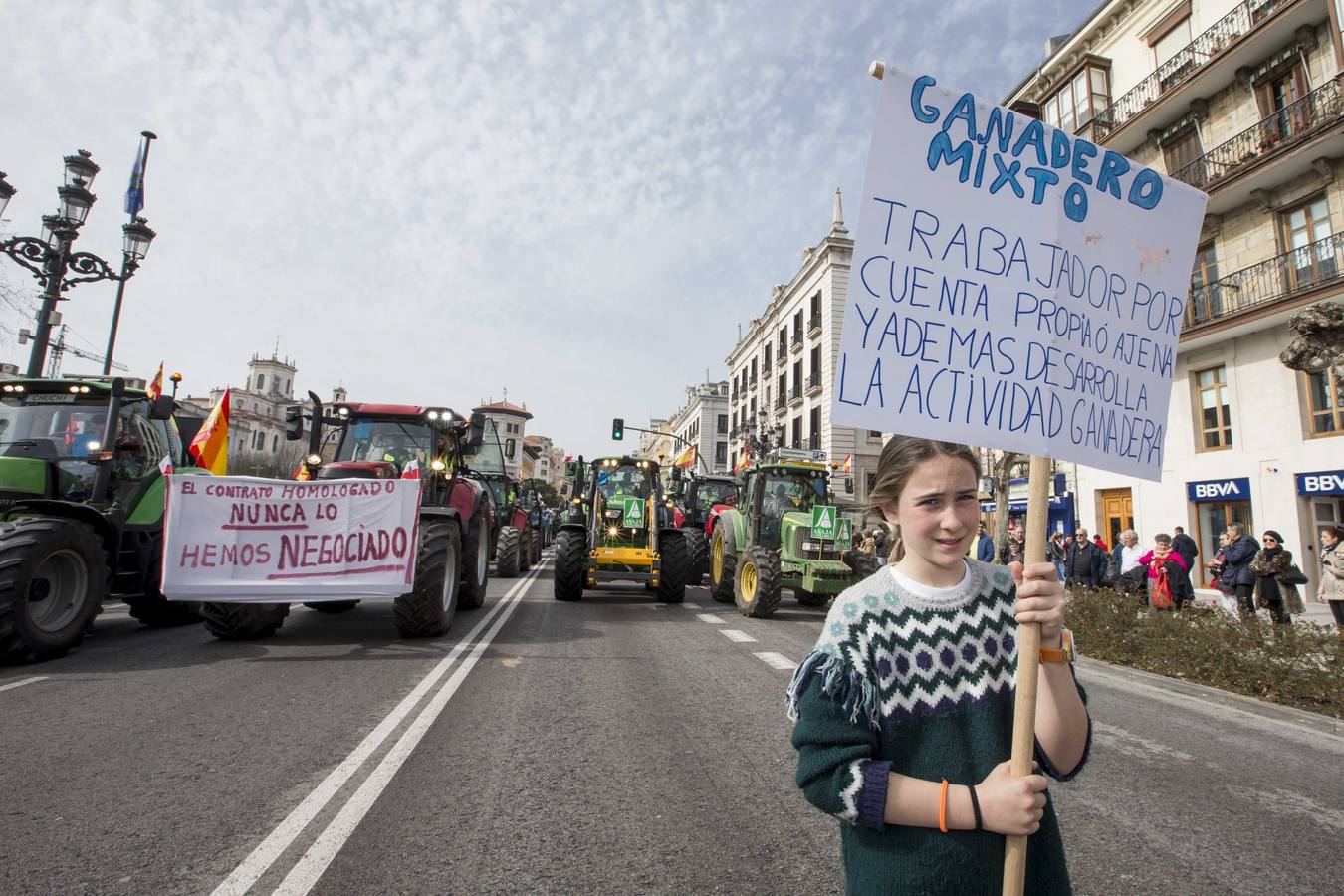 Miles de agricultores y ganaderos salen a las calles de la capital cántabra para defender «unos precios razonables» en sus productos y poder mantenerse en el sector