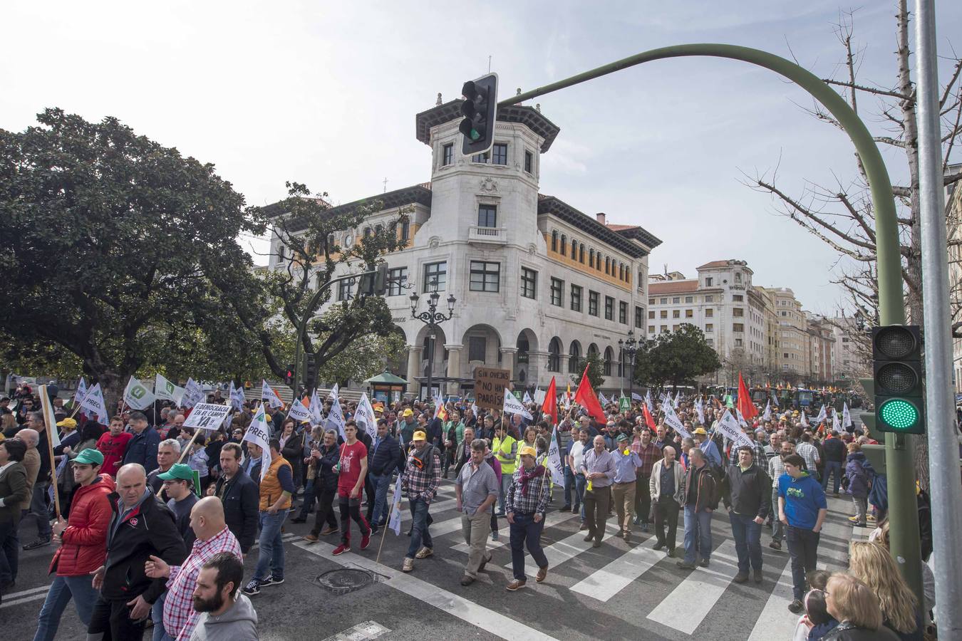 Miles de agricultores y ganaderos salen a las calles de la capital cántabra para defender «unos precios razonables» en sus productos y poder mantenerse en el sector