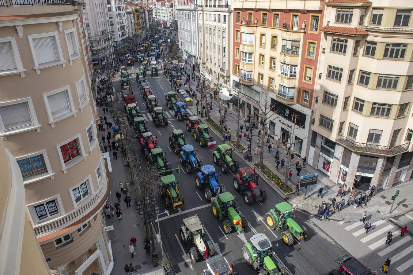 Miles de agricultores y ganaderos salen a las calles de la capital cántabra para defender «unos precios razonables» en sus productos y poder mantenerse en el sector