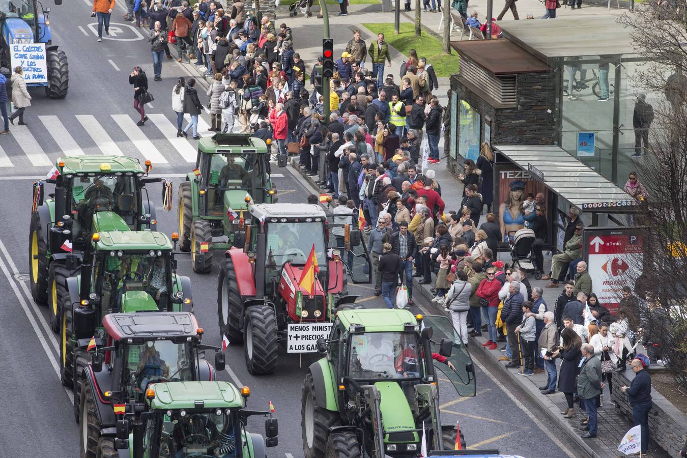 Miles de agricultores y ganaderos salen a las calles de la capital cántabra para defender «unos precios razonables» en sus productos y poder mantenerse en el sector