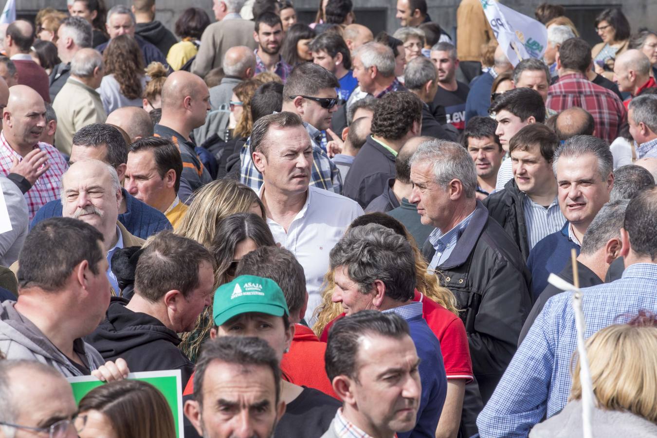 Miles de agricultores y ganaderos salen a las calles de la capital cántabra para defender «unos precios razonables» en sus productos y poder mantenerse en el sector