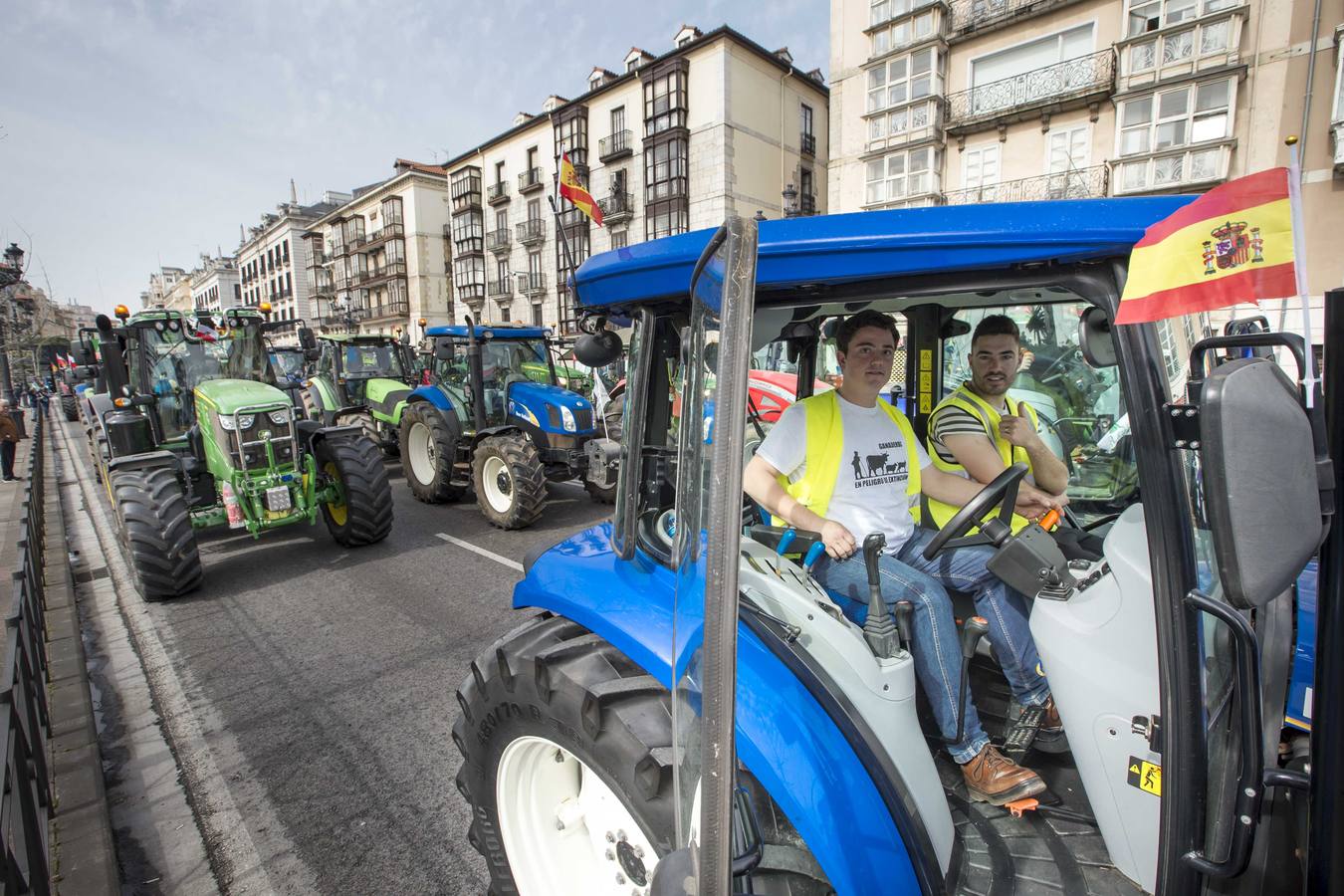 Miles de agricultores y ganaderos salen a las calles de la capital cántabra para defender «unos precios razonables» en sus productos y poder mantenerse en el sector