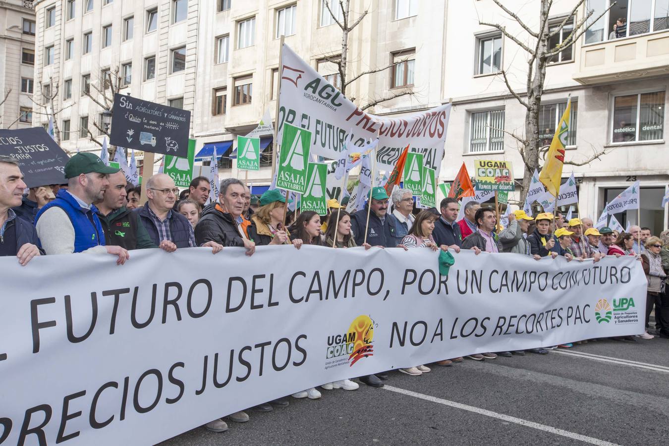 Miles de agricultores y ganaderos salen a las calles de la capital cántabra para defender «unos precios razonables» en sus productos y poder mantenerse en el sector