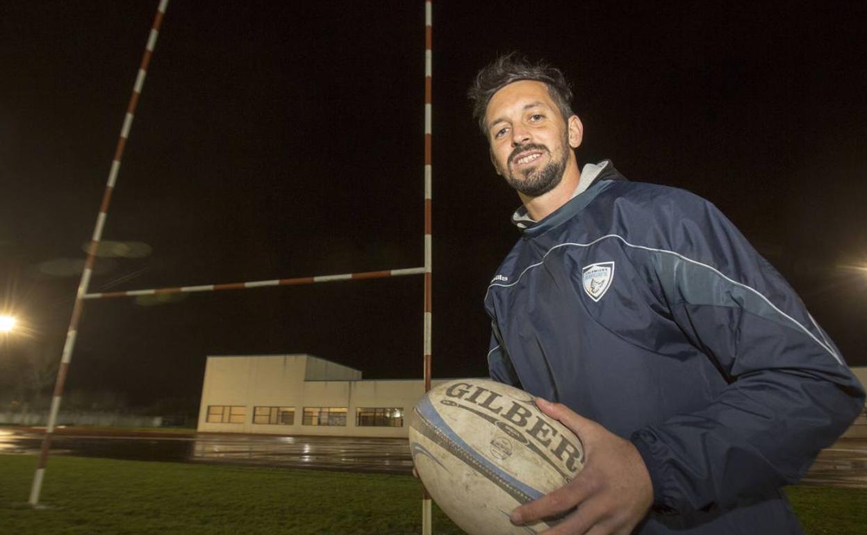 Nacho Poet, en un entrenamiento en el campo de rugby del Complejo Deportivo Ruth Beitia.