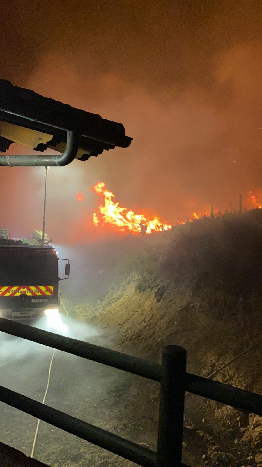 Imágenes de la compleja intervención realizada por los bomberos del 112 esta madrugada en Los Tojos, con frentes de fuego muy cercanos a una vivienda.