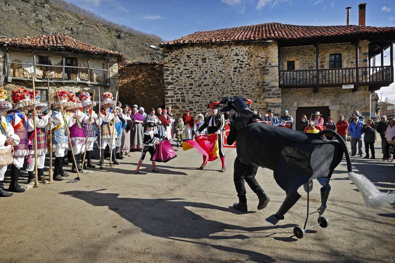 Fotos: Los zamarrones del Valle de Polaciones acuden fieles a su mascarada