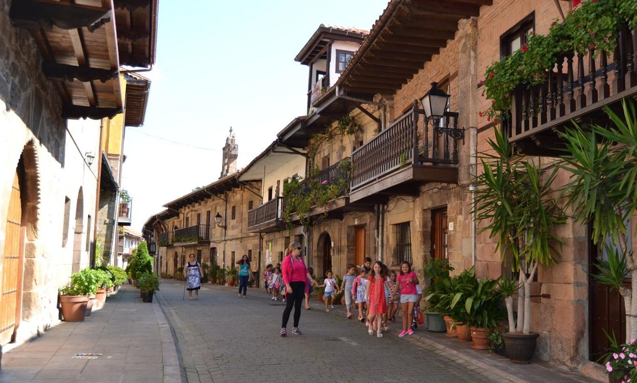 Calle del conjunto histórico de Cartes. 