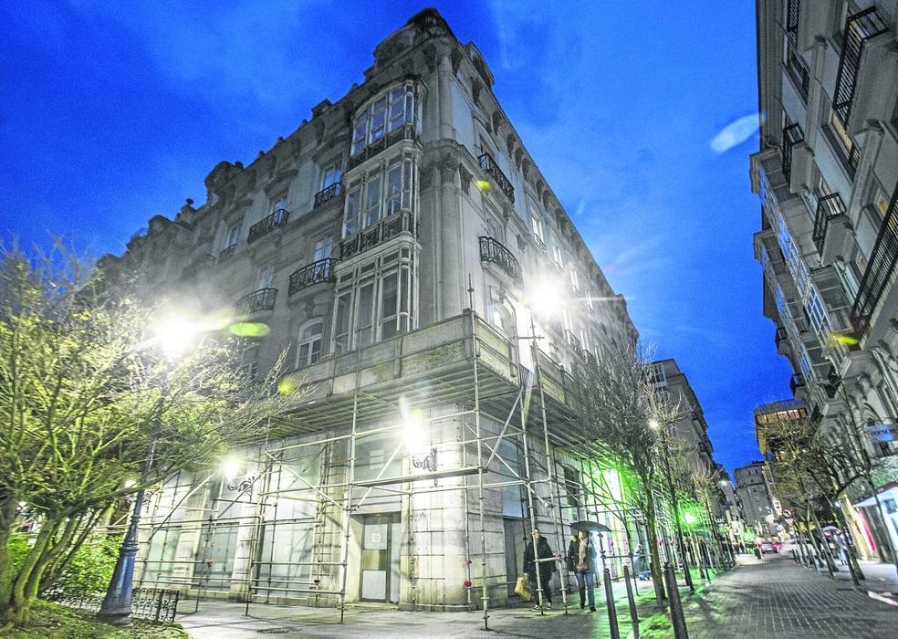 La oficina de Novo Banco en Santander ocupó hasta diciembre este local en los bajos del edificio del Club de Regatas.