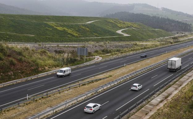 El vertedero del Mazo, en la actualidad. Los espacios recuperados se perciben hoy a la vista como una gran pradera junto a Torrelavega.