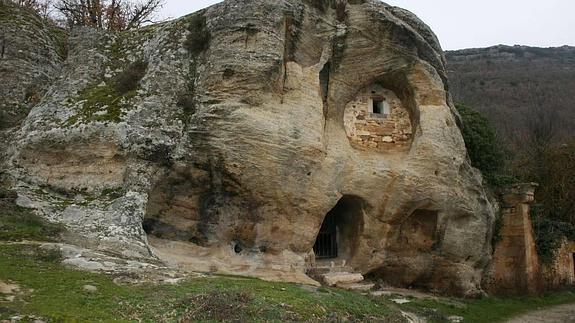 La roca arenisca horadada allá por entre el siglo VII y el X está consagrada a San Acisclo y Santa Vitoria de Arroyuelos, y aseguran que es la de mayor complejidad de las ermitas rupestres de Cantabria. Tiene dos plantas. Abajo se ve perfectamente el banco corrido y hasta los armaritos excavados en las paredes, y unas escaleras suben a la de arriba, que es mejor adivinar desde fuera. Lo que se ve así es una pared levantada por mano humana y una ventanita y en el suelo, los restos de una necrópolis con tumbas de tipo antropomorfo.