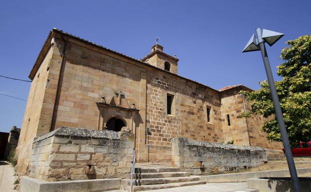 La capital de Polientes está situada a 112 km al sur de Santander y se asienta a 716 m de altitud. Cuenta con una población de 216 hab. (2004), es el centro administrativo del término y reúne amplias instalaciones de hostelería con una variada oferta tanto gastronómica como de hospedaje. Varios ejemplos interesantes de arquitectura popular se concentran en Polientes, donde lo más sobresaliente de su patrimonio histórico es la iglesia parroquial de San Cristóbal (en la imagen), una obra barroca con retablos modernos. 