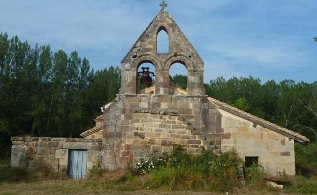 Desde la ermita rupestre parte un sendero entre árboles que llega hasta Villaverde de Hito, que dicen que debe la primera mitad de su nombre a la frondosidad del bosque. Allí, a unos minutos a pie del punto anterior, hay un iglesia, la de San Cosme y San Damián, cuya particularidad es que tiene una espadaña adosada a la que se sube por una escalerita. Lo mismo ocurre en la vecina Santa María de Hito, donde la espadaña es el único resto de su construcción románica del templo de Santiago Apóstol. Aquí, además, se encuentran los únicos vestigios de romanización encontrados hasta el momento en la comarca. El yacimiento existe pero no se visita, pero que se sepa.