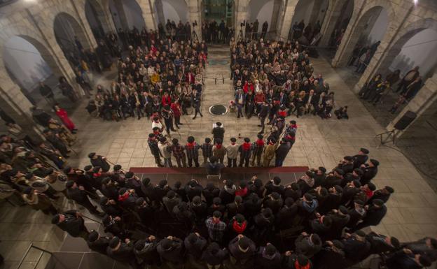 Imagen principal - Las marzas suenan en el Parlamento