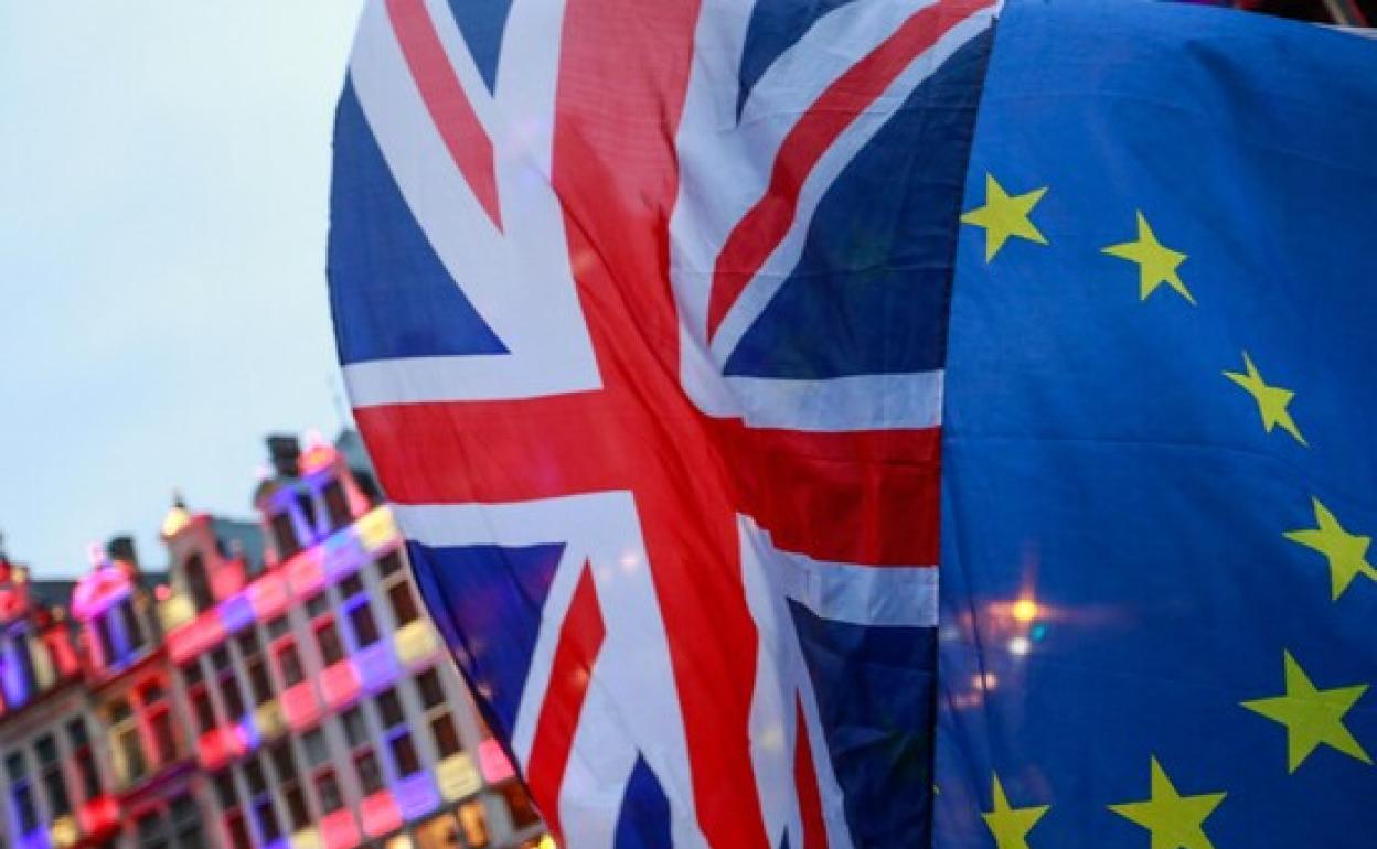 Vista de una bandera de la Unión Europea y otra de Reino Unido en Bruselas 