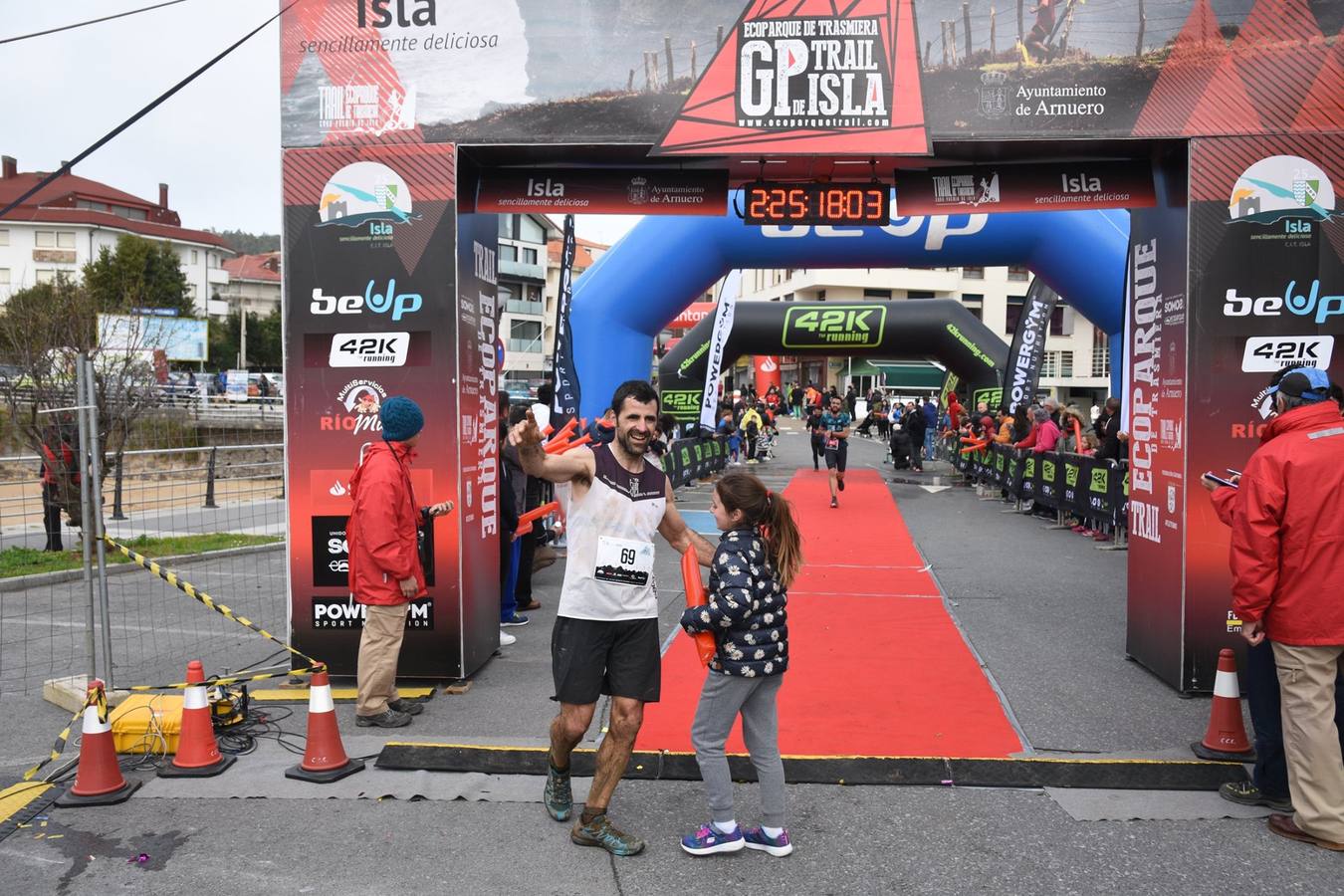 Fotos: Imágenes de la llegada del Trail Ecoparque Trasmiera que ganó Luis Alberto Hernando