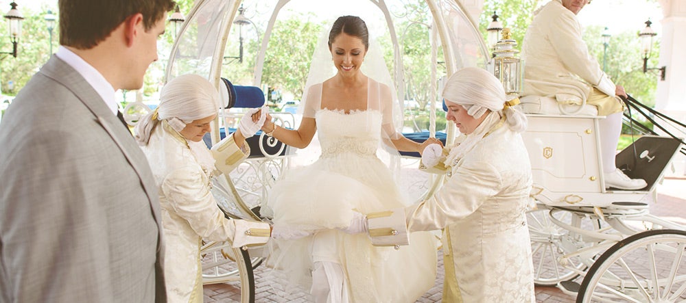 Disney, la factoría de los sueños, amplía su oferta para dar el 'sí, quiero' como una princesa de película y se inspira en Cenicienta, Blancanieves o Ariel