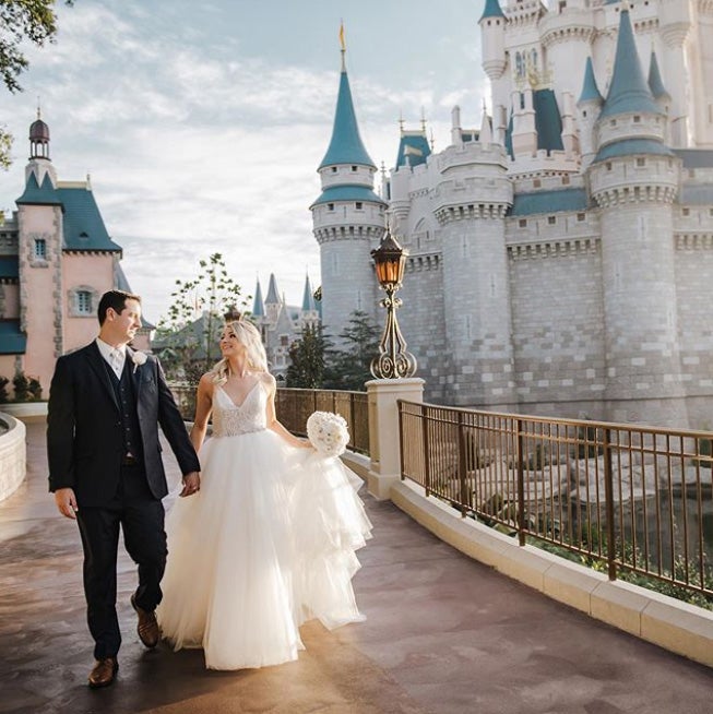 Disney, la factoría de los sueños, amplía su oferta para dar el 'sí, quiero' como una princesa de película y se inspira en Cenicienta, Blancanieves o Ariel