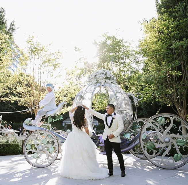 Disney, la factoría de los sueños, amplía su oferta para dar el 'sí, quiero' como una princesa de película y se inspira en Cenicienta, Blancanieves o Ariel