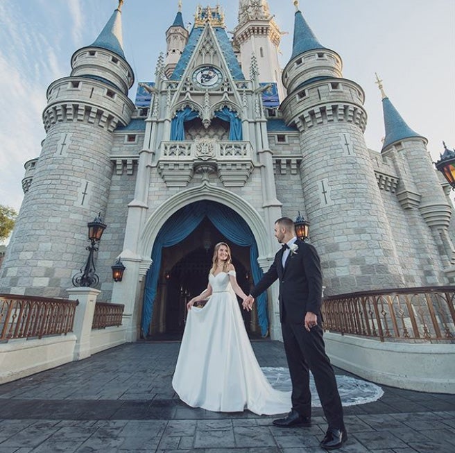 Disney, la factoría de los sueños, amplía su oferta para dar el 'sí, quiero' como una princesa de película y se inspira en Cenicienta, Blancanieves o Ariel