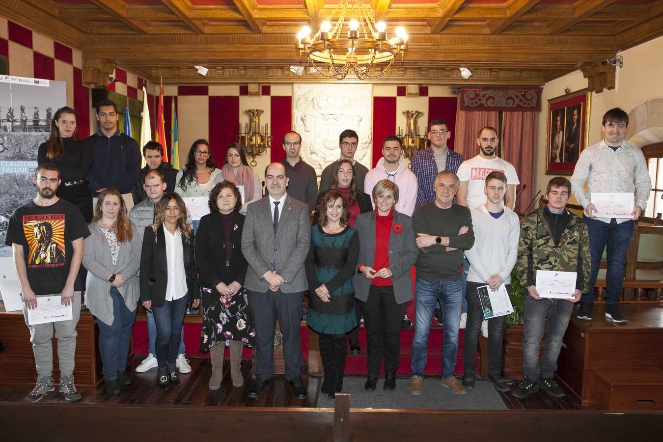 Imagen de los alumnos y docentes de la Escuela Taller posando junto a los representantes institucionales.