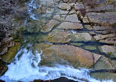 Imagen secundaria 1 - Arriba, pasto junto al antiguo truchero en Pedrosa de Valdeporres. Abajo, el río Engaña a su paso por Pedrosa de Valdeporres. Y un curioso recodo junto a un antiguo molino de agua cerca de Brizuela.