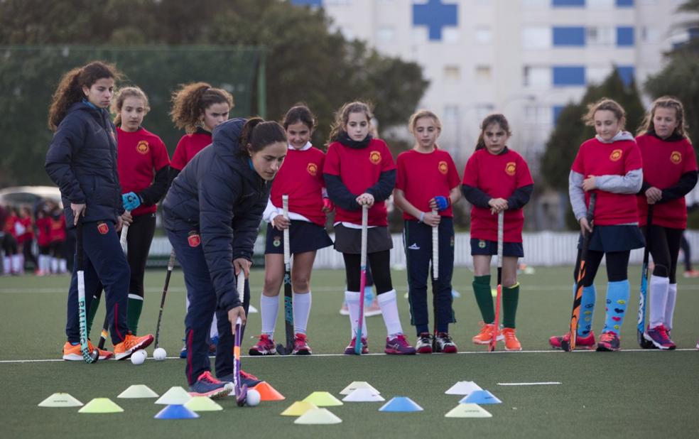 Las jugadoras de la selección española absoluta organizaron un entrenamiento con las más pequeñas previo a su trabajo en Santander. 