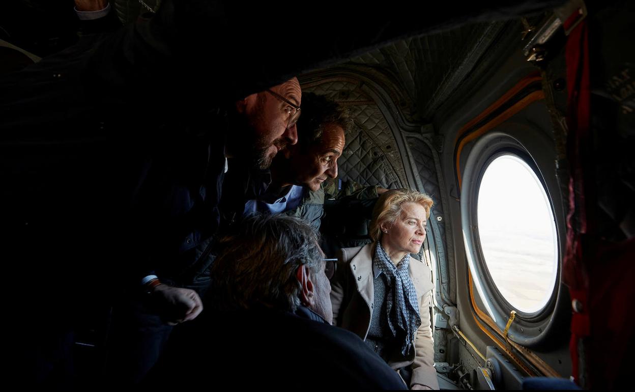 Kyriakos Mitsotakis, Ursula von der Leyen, Charles Michel y David-Maria Sassoli vuelan sobre la frontera greco-turca.