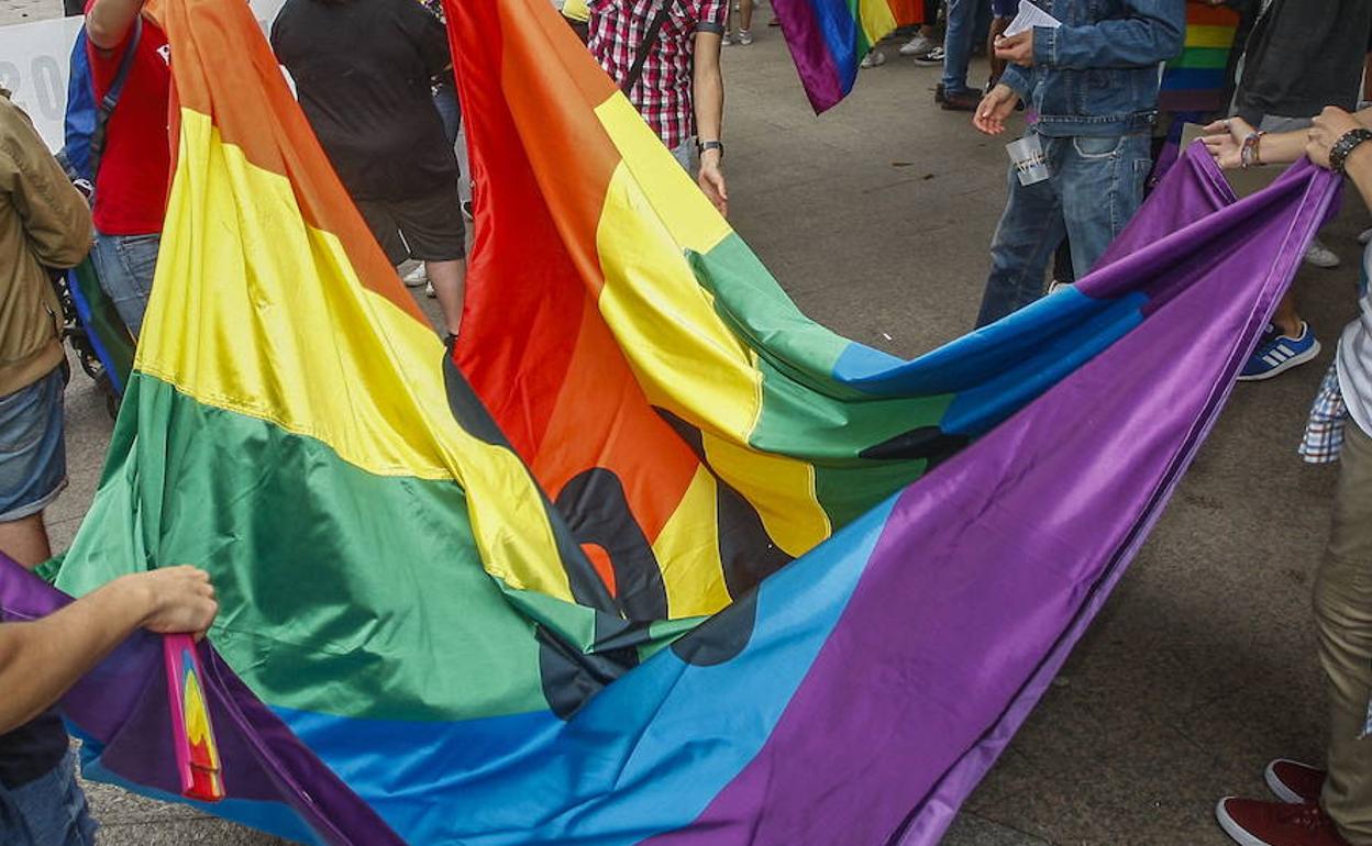 Una bandera LGTBI durante un desfile del Orgullo Gay.