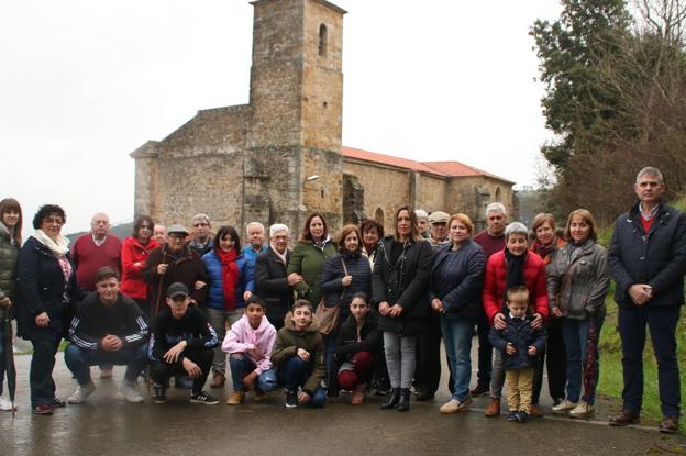 Miembros de la Cofradía del santuario junto a la alcaldesa de Solórzano, Gema Perojo, y el portavoz del PP, Santiago Campos. 