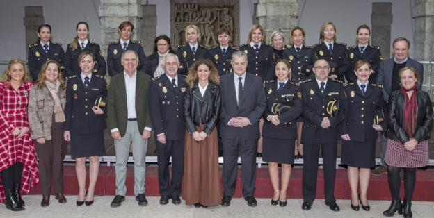 Las mujeres policía posan con los representantes del Parlamento de Cantabria durante el acto de ayer .