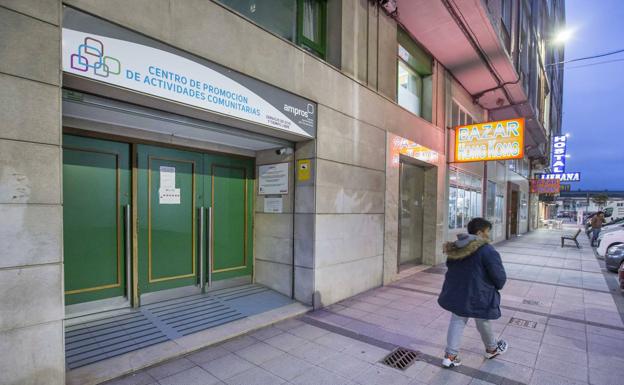 Acceso del centro de Ampros, en la calle Nicolás Salmerón, de Santander, ayer ya cerrado.